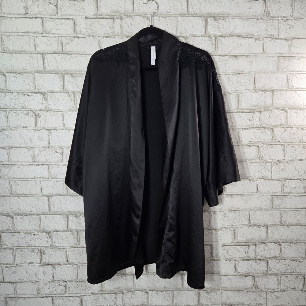 Auden black robe
